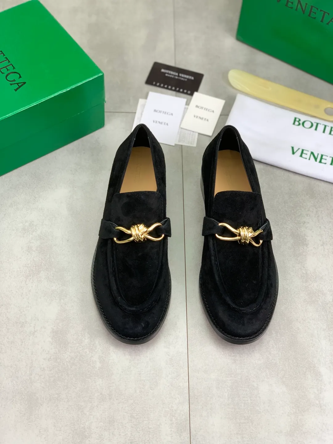 Men's shoes 💰P820 [New model] (genuine leather outsole) water-dyed cow lining 💰High-quality business couple leather shoes 💎💎💎 BOTTEGA VENETA official website synchronizes the latest top version of BV in the market, accept material comparison, shoe type comparison, process comparison, practical and textured, versatile and suitable for any occasion, the more you look at it, the more flavorful it becomes. Purely hand-knitted craftsmanship - Upper material, calfskin imported from Italy 🇮🇹 - High-quality water-dyed cowhide lining - Original private model customized leather outsole -Size: Female 35-39 (40 ordered) Male 39-44 (38 45 can be customized) Color: Multiple colors available